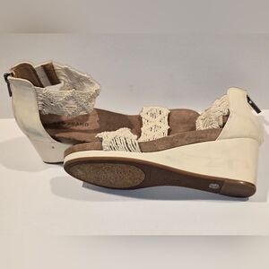 Lucky Brand Women's White and Tan Wedges
